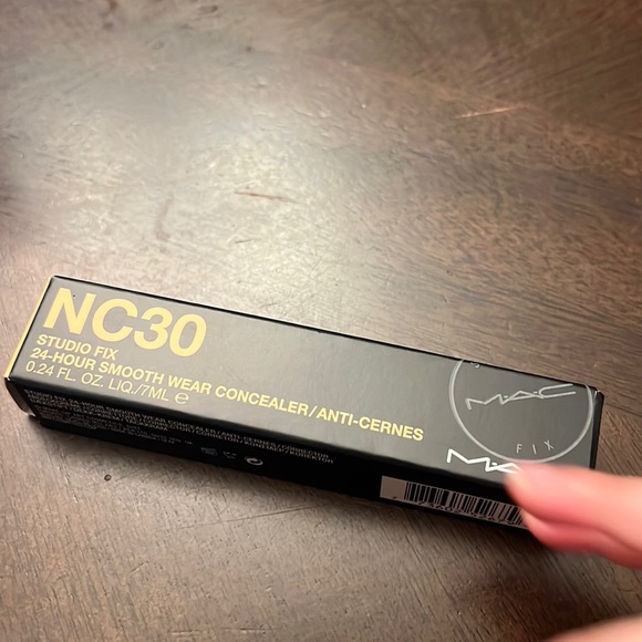 - Mac concealer NC30 - Picture 1 of 5